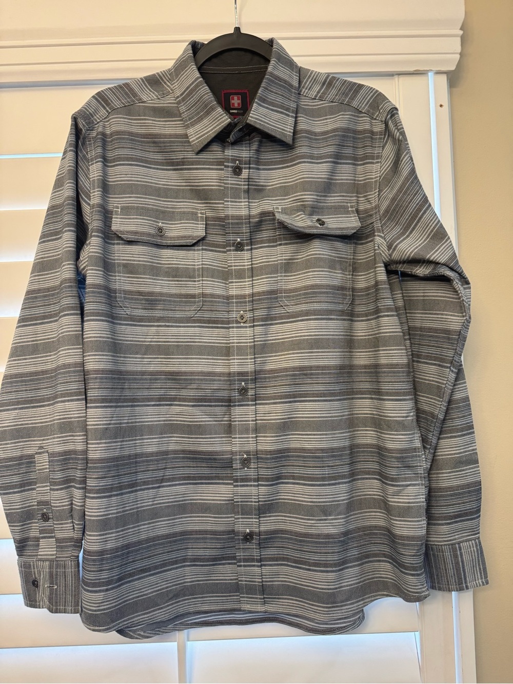 Swiss Tech Men’s Gray Striped Button Down Shirt Size Medium